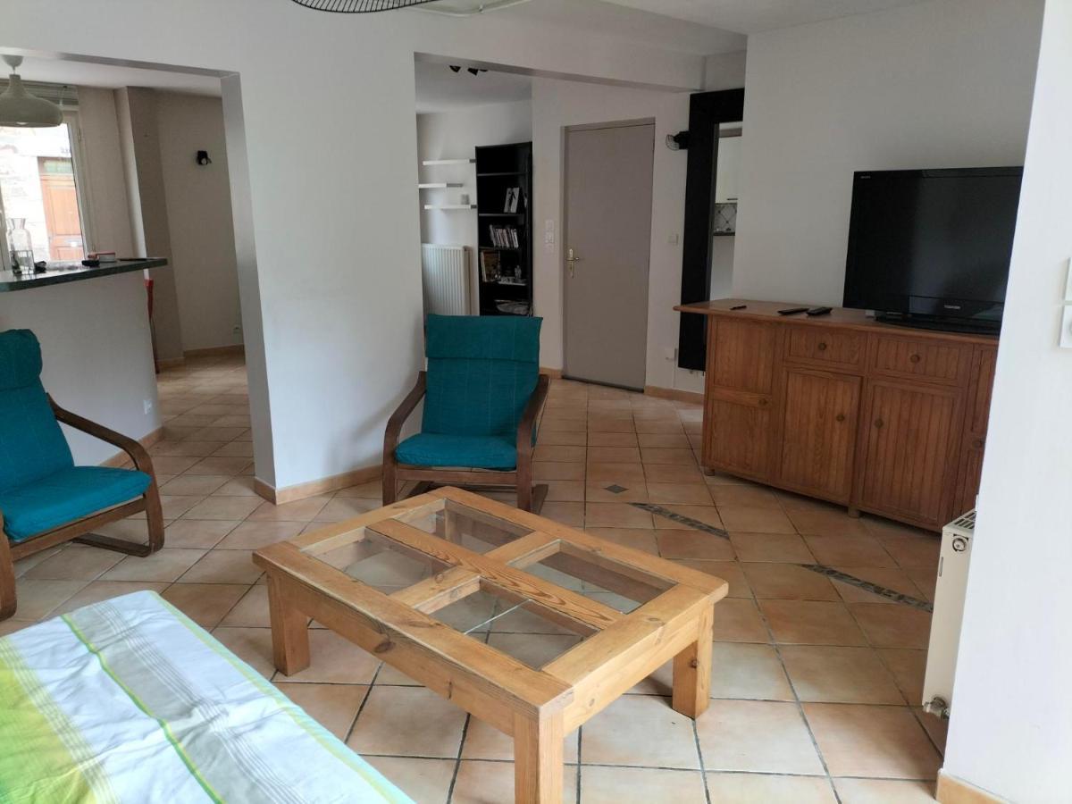 Appartement Au Centre Ville Avec Un Beau Jardin Prive Lannion Exterior photo